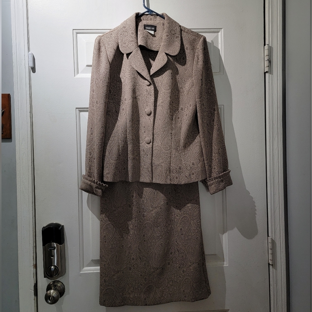 Leslie Fay Women's Business Suit: Elegant, Versatile, in Excellent condition